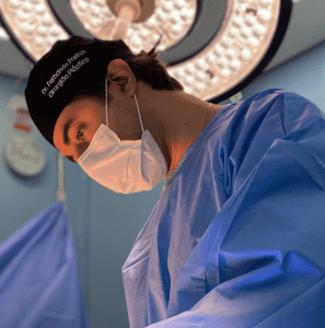 Cirurgião plástico realizando cirurgia de Lipomastia